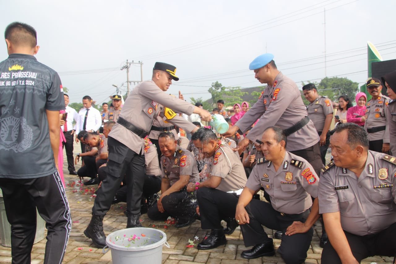 Personel Polres Pringsewu Naik Pangkat Ternyata Ada Tradisi Unik