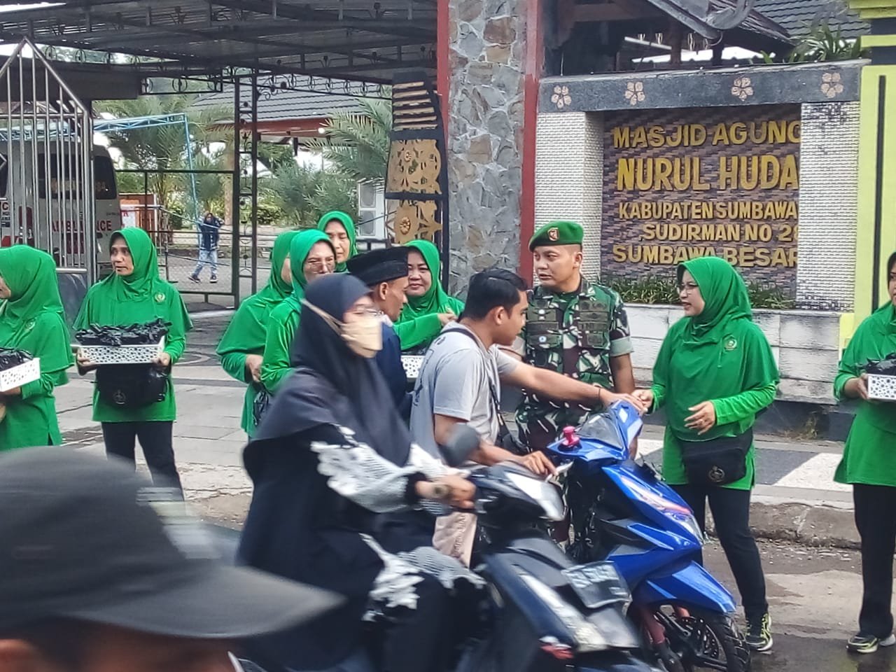 Komandan Kodim Berbagi Takjil Kepada Masyarakat