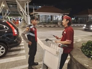 Penerbangan Mulai Ramai Sat Samapta Polres Bandara Ngurah Rai Gelar Patroli Dialogis 3 IMG 20230517 WA0057