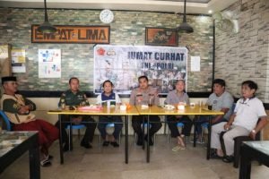 Kapolres Bulukumba berdialog dengan pengunjung Warkop di Acara " Jumat Curhat" di Warkop 45 Bulukumba (Foto: red)*