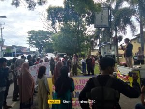 __Puluhan Massa Demo di Mapolres Bulukumba, Menuntut Kapolsek Herlang di Copot dari Jabatannya, Buntut penanganan kasus yang di tanganinya dinilai pendemo berat sebelah. ( Foto: Tajuddin)*