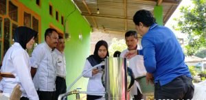 Personil BPP Rilau Ale tengah melakukan uji coba Mesin Vacum Frying di Desa Karama.*