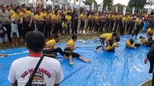 Meriahkan Hari Bhayangkara ke-77 Polres Bandara Ngurah Rai Ikuti Lomba Tarik Tambang dan Panjat Pinang 1 IMG 20230701 WA0107