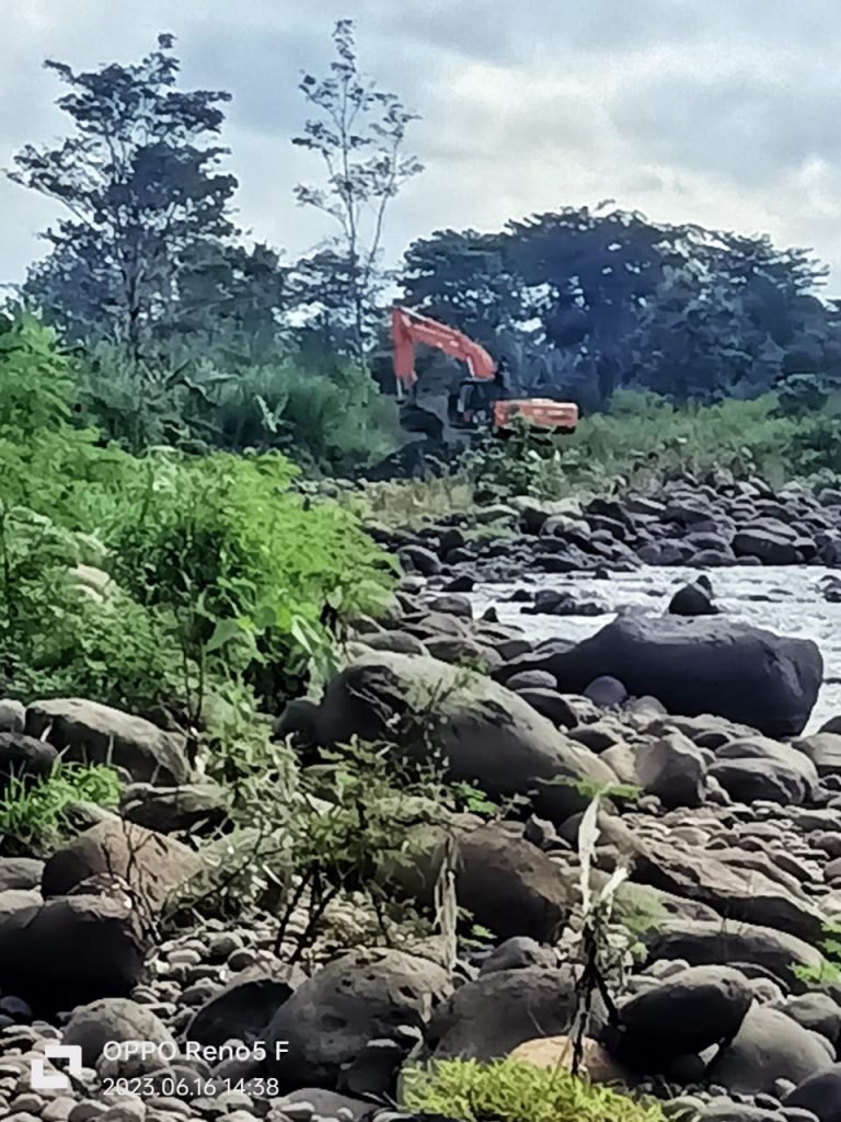 _ Alat berat Escavator di lokasi Tambang Galian C di Bontorita Desa Bontomanai, Kec. Rilau Ale Kab. Bulukumba.*