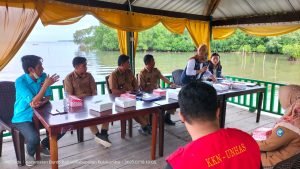 _ Kunjungan Tim verifikasi Proklim dari KLHK Makassar di Kawasan Hutan Manggrove Luppung. ( Foto: Basran)*