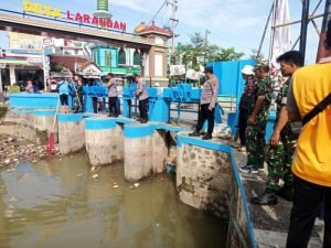 TNI-Polri dan Mantri Bersihkan Kali pintu saluran irigasi Kemantren Blewah Larangan 2 IMG 20230721 WA0339