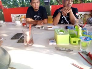 Dari Warung Kopi, Para Penggagas Narasisulsel.com Mematangkan Idenya 3 __Suasana ngopi para penggagas media Narasisulsel.com di grand 99 Bulukumba.*