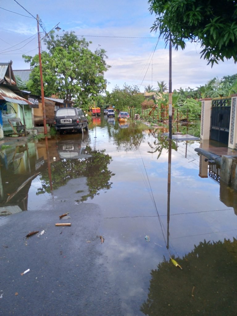 __Salah Satu Ruas Jalan di Kel. Terang-Terang Yang Terendam Air karena Drainase Yang Tersumbat. ( Foto: Daffa)*