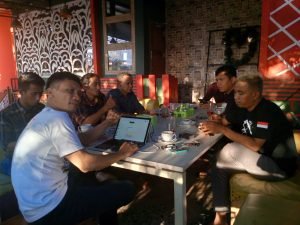 Dari Warung Kopi, Para Penggagas Narasisulsel.com Mematangkan Idenya 2 _Para penggagas Media Online Narasisulsel.com berdiskusi di Warkop grand 99 Bulukumba, Jumat/28/7.*