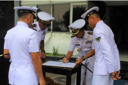 Dansatfib Koarmada II Pimpin Upacara Pengukuhan Komandan KRI Teluk Kupang-519 4 Screenshot 20230726 093911