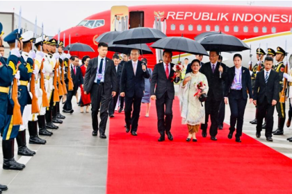 Presiden Jokowi dan Ibu Iriana Tiba di Chengdu 12 Screenshot 20230727 235635