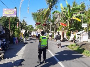 *Bhabinkamtibmas Desa Geluntung, Amankan jalur giat Tapakan Ida betara Pura Balai Agung Sembung Ngider Buana di Wewidangan Desa Adat Geluntung 1 IMG 20230808 WA0110