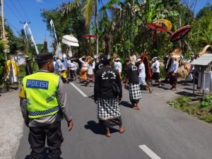*Bhabinkamtibmas Desa Geluntung, Amankan jalur giat Tapakan Ida betara Pura Balai Agung Sembung Ngider Buana di Wewidangan Desa Adat Geluntung 2 IMG 20230808 WA0111
