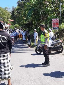 *Bhabinkamtibmas Desa Geluntung, Amankan jalur giat Tapakan Ida betara Pura Balai Agung Sembung Ngider Buana di Wewidangan Desa Adat Geluntung 3 IMG 20230808 WA0112