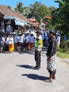 *Bhabinkamtibmas Desa Geluntung, Amankan jalur giat Tapakan Ida betara Pura Balai Agung Sembung Ngider Buana di Wewidangan Desa Adat Geluntung 4 IMG 20230808 WA0113