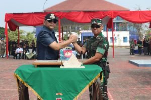 TMMD Selesaikan Saluran Air Sepanjang 124,8 M 1 TMMD Selesaikan Saluran Air Sepanjang 124,8 M Kota Tegal Mediarcm.com - Pelaksanaan TNI Manunggal Membangun Desa (TMMD) Tahap II Tahun Anggaran (TA) 2023 di wilayah Kelurahan Margadana telah berhasil menyelesaikan pembangunan saluran air u-ditch dan cover sepanjang 124,8 meter di Jalan Abdul Syukur RT 02 RW 12 Kelurahan Margadana. Pembangunan saluran tersebut merupakan sambungan dari saluran air yang sudah ada. Dalam Sasaran pokok pada pelaksanaan TMMD tersebut meliputi pemasangan saluran u-ditch dan cover sepanjang 124,8 meter, dengan ukuran u-ditch panjang 1,20 meter, lebar 0,80 meter dan tinggi 0,80 meter, termasuk pemasangan box cuilvert sepanjang 6 meter, dengan ukuran box panjang 1 meter, lebar 0,80 meter, tinggi 0,80 meter dan cor beton 0,48 m³ serta sandsheet manual 6 m². Perwira Pelaksana Kapten Arm. Suroso, sekaligus Komandan Koramil 03/Sumurpanggang Kodim 0712 / Tegal menyampaikan dalam laporannya saat pelaksanaan Penutupan TMMD Sengkuyung Tahap II Tahun Anggara 2023 di wilayah Kodim 0712/Tegal, yang dilaksanakan di Halaman Kampus 2 Politeknik Keselamatan Transportasi Jalan (PKTJ), Kelurahan Margadana, Kamis (10/8/2023). Waktu pengerjaan saluran tersebut, Pra TMMD sudah dilaksanakan dari 24 Juni 2023 sampai dengan 8 Juli 2023 dan pelaksanaan TMMD dari 12 Juli 2023 sampai dengan 10 Agustus 2023. TMMD Sengkuyung Tahap II tahun 2023 menyiapkan anggaran Rp419.663.050,-, yang terdiri dari APBD Provinsi Jawa Tengah Rp217.660.000,- dan dari APBD Kota Tegal sebesar Rp202.003.050,-. Dalam sambutan Panglima Kodam IV / Diponegoro Mayor Jenderal TNI, Widi Prasetijono yang dibacakan Komandan Kodim 0712, Letkol Inf. Suratman selaku Inspektur Upacara Penutupan TMMD, menyampaikan bahwa program TMMD adalah merupakan salah satu Program Bakti TNI guna mewujudkan Kemanunggalan TNI-Rakyat. "Tujuan secara umum diselenggarakannya TMMD ini adalah untuk membantu program Pemerintah Daerah dalam percepatan pembangunan sarana prasarana dan infrastruktur serta penanganan permasalahan sosial masyarakat di wilayah terpencil, terpelosok, dan kawasan perbatasan," kata Pandam IV Diponegoro dalam sambutan yang dibacakan Komandan Kodim 0712. Sebelum mengakhiri sambutannya Pangdam berpesan lima hal yang perlu diperhatikan. Pertama, pelihara terus semangat kebersamaan dan kemanunggalan antara TNI-Rakyat, jangan mudah terhasut dan terprovokasi. Kedua, pelihara terus semangat gotong royong sebagai warisan budaya bangsa yang sudah terbina dengan baik selama ini. Ketiga, pelihara hasil program TMMD, agar manfaatnya dapat dinikmati oleh warga masyarakat dalam kurun waktu yang cukup panjang. Keempat, kepada para Dansatgas TMMD, segera lakukan evaluasi secara menyeluruh terhadap pelaksanaan TMMD untuk dijadikan bahan perbaikan pada program TMMD mendatang. Kelima, kepada para prajurit yang tergabung dalam Satgas TMMD, dengan selesainya kegiatan ini segera kembali ke induk pasukan masing-masing dan perhatikan faktor keamanan selama dalam perjalanan. ( Susilo / hum )