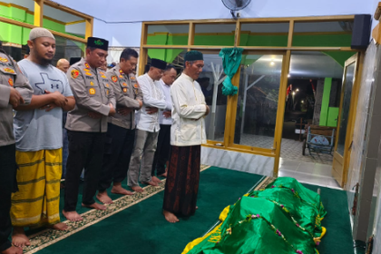 Turut Berbelasungkawa, Kapolres Bangkalan Bersama Bhayangkari Lakukan Takziah 4 Screenshot 20230808 163435