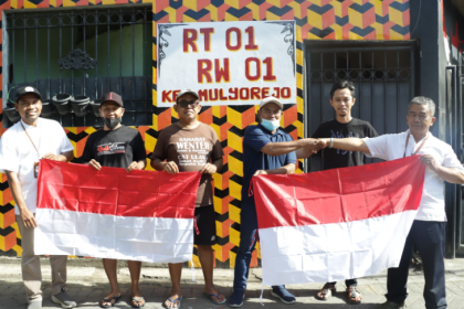 Unair Bagikan Bendera Merah Putih untuk Warga Sekitar Kampus 24 Screenshot 20230814 113615