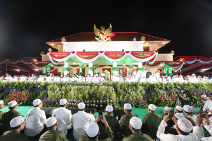 Gubernur Khofifah Bersama Habib Syech dan Puluhan Ribu Jamaah Bersholawat di Grahadi 22 Screenshot 20230814 125820