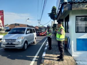 Kapolsek Mengwi Lakukan Pengaturan di Simpang Beringkit 1 IMG 20230907 WA0031