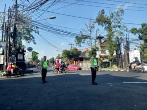 Kapolsek Mengwi Lakukan Pengaturan di Simpang Beringkit 2 IMG 20230907 WA0032