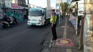 Unit Lantas Polsek Kuta Utara Tak Kenal Lelah Urai Kepadatan Arus Lalin Pagi Hari 1 IMG 20230907 WA0055