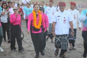 Lestarikan Satwa Penyu, Bhayangkari Lepas 600 Ekor Tukik di Pantai Pangkung Tibah Tabanan 2 IMG 20230907 WA0086