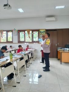 Polisi Sahabat Anak, Bhabinkamtibmas Sambangi Siswa SDN 1 Sangeh 2 IMG 20230907 WA0108