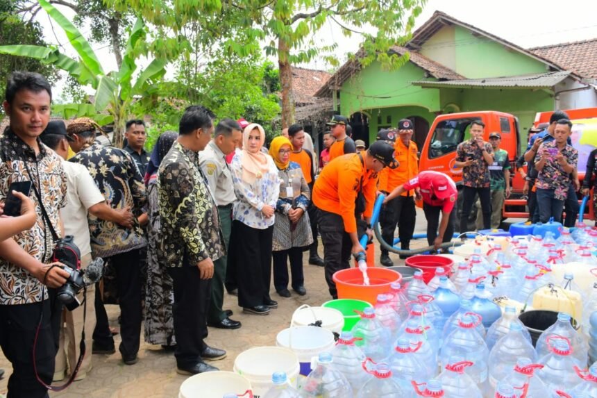 Kekeringan, Bupati Fadia Pantau Pendistribusian Air Bersih di Desa Kedungkebo 1 IMG 20230907 WA0147
