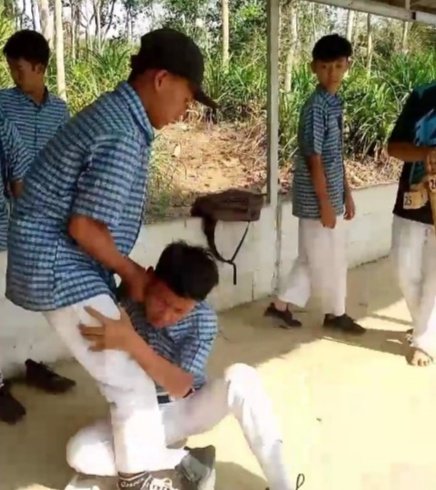 Bullying atau Perundungan Pelajar SMP 2 Cimanggu Cilacap Direspon Berbagai Pihak 3 Saat korban dihajar oleh pelaku