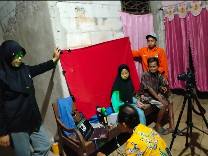 Disdukcapil Lakukan Jemput Bola Perekaman KTP-el di Sejumlah Daerah di Kandangserang 2 Disdukcapil saat perekaman KT -el dirumah warga