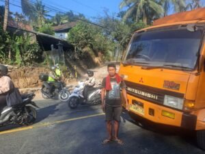 Kembali Truck Kelebihan Muatan Tidak Mampu Menanjak dan Berhenti di Tanjakan Sam- Sam 2 IMG 20231003 WA0117