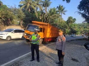 Kembali Truck Kelebihan Muatan Tidak Mampu Menanjak dan Berhenti di Tanjakan Sam- Sam 1 IMG 20231003 WA0118