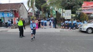 Bubaran Anak Sekolah, Personil Polsek Bangli Laksanakan Pengaturan Di Depan SMP N 1 Bangli 2 IMG 20231003 WA0121