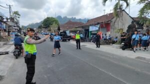 Bubaran Anak Sekolah, Personil Polsek Bangli Laksanakan Pengaturan Di Depan SMP N 1 Bangli 1 IMG 20231003 WA0122