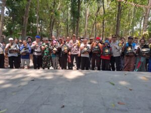 Waka Polres Tabanan Bersama Kasdim 1619/Tabanan Serahkan Sembako Kepada Masyarakat Kab.Tabanan 1 IMG 20231021 WA0136