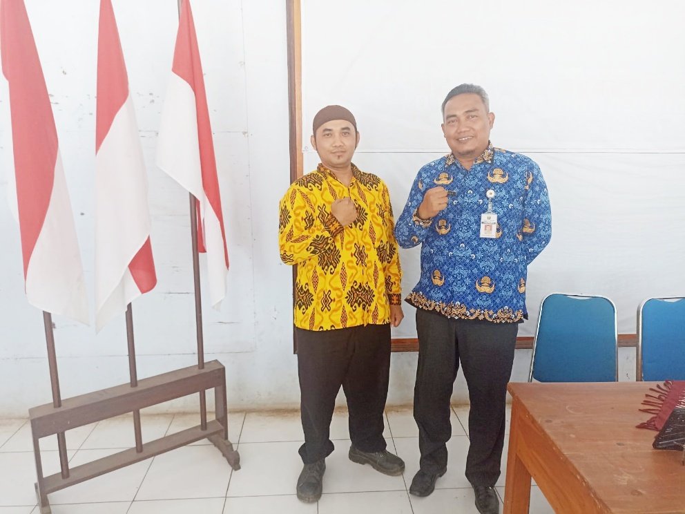 Kadisdukcapil Ajid Suryo Pratondo, S.STP., M.Si bersama anggota PPK Karangdadap Dudi Ridwandi