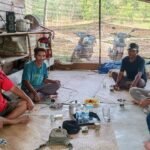 Penggagas komunitas PUAKE BELITONG Irwansyah/Iwan gabus bertatap muka dengan pemangku adat di Tebat Rasau Belitung Timur 2 IMG 20231104 WA0000