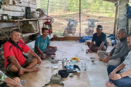 Penggagas komunitas PUAKE BELITONG Irwansyah/Iwan gabus bertatap muka dengan pemangku adat di Tebat Rasau Belitung Timur 16 IMG 20231104 WA0000