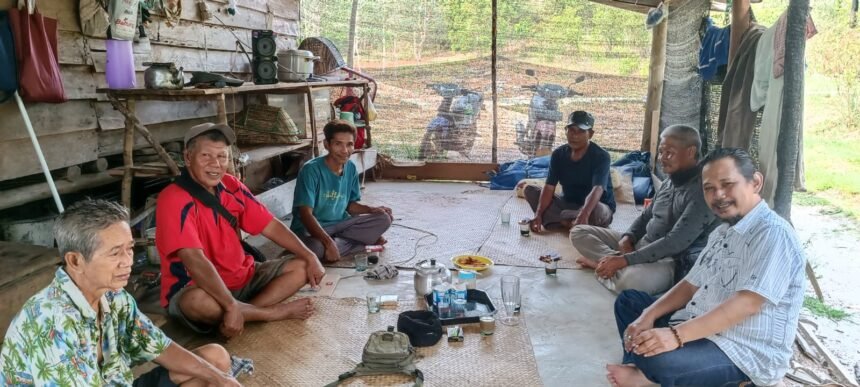 Penggagas komunitas PUAKE BELITONG Irwansyah/Iwan gabus bertatap muka dengan pemangku adat di Tebat Rasau Belitung Timur 1 IMG 20231104 WA0000