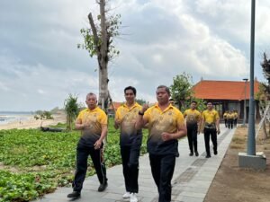 Olah Raga Pagi Personil Polres Bandara Ngurah Rai Susuri Pantai Sekeh Kuta 1 IMG 20231104 WA0079