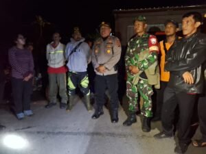 kapolsek Baturiti Kompol Arya Agung Arjana Putra S.H., M.H. Pimpin Langsung Team Evakuasi  Pendaki Yang Tersesat Di Gunung Adeng 1 IMG 20231106 WA0018
