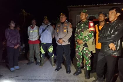 kapolsek Baturiti Kompol Arya Agung Arjana Putra S.H., M.H. Pimpin Langsung Team Evakuasi  Pendaki Yang Tersesat Di Gunung Adeng 14 IMG 20231106 WA0018