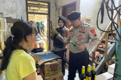 Sat Samapta Polres Pekalongan melaksanakan razia miras (minuman keras) di wilayah Kesesi Kabupaten Pekalongan, Sabtu malam (09/03)