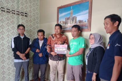 Komisioner KPU Kabupaten Pekalongan Dika Redana dan Sigit Prayitno secara simbolis memberikan santunan tersebut kepada ahli waris Moh Taufiq, Selasa (19/03)