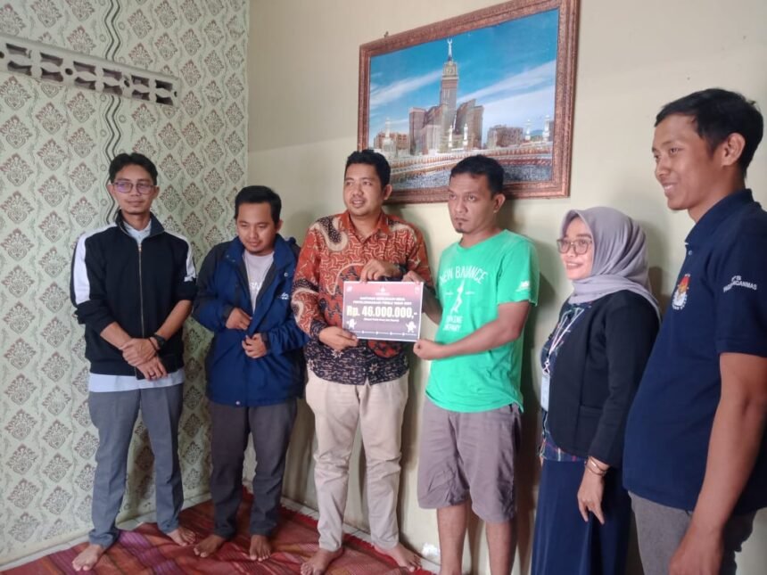 Komisioner KPU Kabupaten Pekalongan Dika Redana dan Sigit Prayitno secara simbolis memberikan santunan tersebut kepada ahli waris Moh Taufiq, Selasa (19/03)