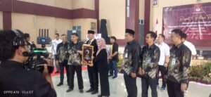 PEROLEH NOMOR URUT 2 DEDI -IIN PILKADA KOTA TEGAL 1 Peroleh Nomer Urut 2 Dedi-Iin ,Pilkada Kota TegalKota Tegal Mediarcm.com--Paslon Walikota dan Wakil Walikota Tegal, Dedi Yon dan Iin resmi mendapatkan nomor urut2 ( dua) yang digelar oleh KPU Kota Tegal dalam rapat Pleno terbuka pengundian nomor urut Paslon Walikota dan Wakil Walikota Tegal Tahun 2024 di Gedung Hanggawana semalam ( 23/ 9 / 2024 ).
Calon Walikota Tegal Dedi Yon dalam pidato politiknya mengucapkan Puja dan Puji syukur kehadirat Allah SWT dalam mendapatkan nikmat dalam hal ini mendapatkan nomor urut 2 ( dua) ini cocok dengan impen menurut bahasa Jawa ini kalau nomor dua ini kembali atau posisi ditengah menurut pandangan mata fokus ,terbaik ini saat memudahkan ketika nomor satu dibuka nomor dua ditoblos nomor tiga ditutup ,Kita dengan visi Kota Tegal Berdedikasi dan Sejahtera menuju Kota Tegal menjadi Kota Idaman.
Idaman itu ada singkatannya Iin dan Dedi Yon akan membuat Anda nyaman ,kalau tadi pak Uyip menitipkan pesan kan ,saya siap menerima ,amanat tersebut,tadi Mbah uyip pesan bilang gini,santai ya de -- santai ya de ,saya bilang ,pa Uyip Saya akan nggas- nggas ,siapa kita Dedi Yon dan Iin ini ada lagu yang diusung partai Gerindra yang diciptakan oleh Firdos Murtadi ini lagunya ," Garuda didadaku ma s Dedi kebanggaan ku mba Iin didepan mu pasti menang.
Dedi-Iin menang- menang itulah sambutan dari Dedi Yon Paslon nomo 2( dua ).
( Susilo/ Red )