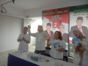 PIRA Kota Tegal Dukung Dedi Yon --Iin 1 PIRA Kota Tegal Dukung Dedi Yon --Iin Kota Tegal Mediarcm.com-- Disini Ketua Perempuan Indonesia Raya ( PIRA) Kota Tegal yaitu Yuniarti Sulismiati disini kami siap mendukung dan memenangkan Paslon nomor 2 untuk Walikota Tegal--Wakil Walikota Tegal ,yaitu Mas Dedi Yon dan mba Iin pada pilwalkot Tegal yang diadakan pada tanggal 27 November 2024 nanti. Dalam hal ini PIRA mengadakan silaturahmi dan konsolidasi untuk dukung Mas Dedi dan Mba Iin yang bertempat dilobi hotel DJ Inn Kota Tegal pada hari Jumat sore tanggal 15--11--2024. Yuniarti mengatakan acaranya silaturahmi dan konsolidasi disini perempuan berpolitik bahwa PIRA itu setiap momen pilkada ,piled dimohon untuk bisa mendukung bagi para calon yang dicalonkan oleh Gerindra . Yuniarti juga menerangkan dibagi menjadi 4 Dapil yaitu Dapil Tegal Timur,Tegal Barat,Tegal Selatan dan Margadana. Dalam kesempatan hari ini yang datang PIRA 100 orang kuotanya untuk anggotanya 1000 orang kedepan PIRA akan menjadi Perempuan yang terdepan bahwa PIRA akan lebih maju, semakin banyak karna bahwa dalam Pilkada terutama Pilkada saat ini perlu dukungan banyak karna Paslon 2 Dedi Yon --Iin yang diusung oleh Gerindra . Yang dihadiri oleh calon walikota Tegal H.Dedi Yon Supriyono, SE.MM,juga dihadiri oleh ketua DPC Partai Gerindra Susanto Agus Priyono, serta sekretaris DPC Partai Gerindra Sefrudin. Dalam hal ini ms Dedi Yon mengucapkan banyak terimakasih atas dukungannya.. Dedi Yon mengajak seluruh anggota ini untuk membawa saudara,teman dan kerabat untuk satu suara didalam Pilwalkot Tegal untuk memenangkan Paslon 2 yaitu mas Dedi Yon dan Mba Iin. ( Susilo )