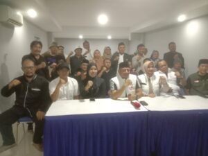 Dedy Yon --Iin Unggul Dari Paslon Yang Lain Dalam Pilkada Kota Tegal 1 Dedy Yon --Iin Unggul Dari Paslon Yang Lain Dalam Pilkada Kota Tegal Kota Tegal Mediarcm.com--Dari hitung cepat ( Quick Count) dari team pemenangan calon Walikota dan Wakil Walikota Tegal Dedi Yon Supriyono dan Tazkiyatul Mutmainnah ,Pilwalkot Tegal Tahun 2024 sampai dengan pukul 23.00 wib menunjukan kemenangan 46,44 perse ,Mengungguli dari dua Paslon .
Pada hari Rabu malam ( 27--11--2024 ) diadakan Conferensi Pers bertempat di Hotel DJ INN Kota Tegal
Dedi Yon mengatakan bahwa pihaknya secar. a internal melakukan perhitungan cepat .
Dari timnya sudah mengantongi data C1 sampai pukul 23.00 wib sudah 100 persen.
Hasil dari 3 calon perhitungan cepat kami yaitu Paslon nomor 1 ( 23% ),Paslon nomor2. (46%) Paslon nomor3.( 30 %) Ini semua hasil dari 376 dan 1 TPS khusus yang ada di Kota Tegal.
Dari hasil penghitungan yang masuk itu hasil sementara. Sehingga Dedi berharap pada tim pemenangan untuk bisa mengawal proses penghitungan secara real count dan menunggu pengumuman resmi dari KPU Kota Tegal.
Dedi Yon banyak mengucapkan terimakasih pada semua partai pengusung ,seluruh relawan ,juga terkhusus buat masyarakat Kota Tegal.
Pada jam 20.15 wib Dedi Yon Supriyono sungkem pada ayahanda dan ibunya disini juga Dedi Yon menangis bahagia juga memeluk istrinya dan merangkul saudara- saudaranya.
Disini ratusan relawan mengucapkan selamat pada Dedi Yon juga relawan ada yang berfoto pada Dedi Yon dan relawan ada yang memeluknya sambil mengucapkan selamat pada Dedi Yon.
( Susilo / red )
