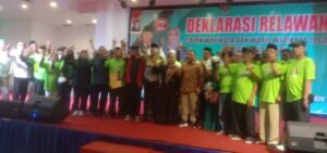 Relawan 03 Balik Arah Dukung 02 Untuk Memenangkan Dedy-IIn Dalam Pilwalkot Kota TegalKota Tegal Mediarcm.com--Diperkirakan ada dua ribu lima ratus relawan datang untuk mendeklarasikan (Paslon) walikota Tegal dan wakil walikota Tegal dengan nomor urut 2, H.Dedy Yon Supriyono dan Hj.Tazkiyatul Mutmainnah ,biasa disebut mas Dedy--mba Iin acara deklarasi relawan dukung Paslon nomor 2 digelar digedung Sebayu Convention Hall Bahari Iin Hotel kota Tegal Selasa malam tanggal 29--10--2024. Ribuan relawan tersebut mereka datang dari tingkat koordinator RT,koordinator RW ,koordinator kelurahan,koordinator kecamatan,organisasi masyarakat dan para kader partai politik dari kubu sebelah yang kini mantap mengalihkan dukungannya pada Paslon 2 Dedy-IIn . Ansari Azizi dari relawan mejelaskan alasan dibalik dukungannya terhadap Paslon 2 yaitu komitmennya dukung pemimpin yang bersih dari korupsi. Relawan partai Golkar,partai PKS,partai Nasdem dan Partai PSI tersebut dengan tegas menyampaikan bahwa siap untuk memenangkan Paslon 2 mas Dady--mba Iin. Dedy Yon menyampaikan banyak terimakasih atas gabungnya tim sukses dari kubu sebelah untuk mendukung Paslon nomor 2 ,waktu kurang lebih satu bulan lagi ini tanda-tanda kebaikan atas gabungnya tim sukses dari kubu sebelah untuk kemenangan Paslon 2 kata Dedy didepan ribuan relawan. Dedy Yon juga menekankan pentingnya konsolidasi relawan "bagi tim sukses dan relawan harus mengamankan betul- betul ,sekasur ,sedapur,sesumur,dan selembut artinya sekasur itu pasangan ,sedapur itu sakeluarga ,sesumur itu tetangga dan selembur itu profesi pekerjaan"katanya. Visi Dedy--Iin menjadikan kota Tegal berdikari dan sejahtera sehingga menjadi kota Idaman Idaman adalah Iin- Dedy akan menjadikan kota Tegal nyaman ,kami berdua beritikad sungguh- sungguh untuk melanjutkan pemerintahan yang bersih demokrasi ,displin ,kompeten ,adaptif seta inovatif dan kreatif "kata Dedy Yon. Calon wakil walikota Tegal Tazkiyyatul Muthmainnah menyampaikan keinginan untuk dipilih dengan hati,ia percaya bahwa masyarakat kota Tegal melihat mereka sebagai pasangan yang layak untuk memimpin kota ini ,Iin juga menegaskan bahwa kehadirannya dalam acara tersebut, tujuan untuk melengkapi dan menguatkan tim. H.Muhadi Setiabudi mengucapkan banyak terimakasih pada seluruh ribuan relawan ini yang telah ikhlas memantapkan dukungan nya untuk putra tercintanya ,Dia berharap sang petahana ini bisa terpilih kembali dan melanjutkan pemerintahannya di periode 2024--2029. Susilo dan Team. 